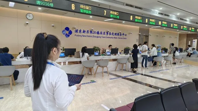 政务服务大厅工作人员查看运行状态